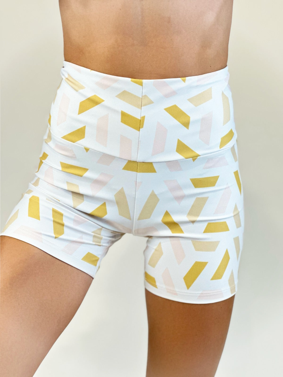 Shorts Gold Geometric