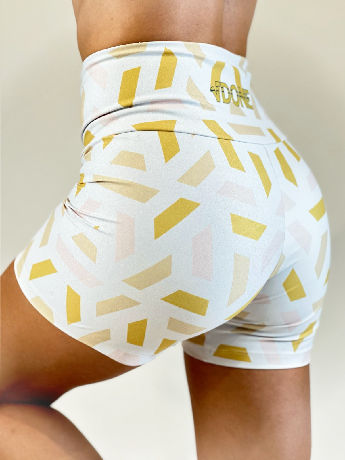 Shorts Gold Geometric